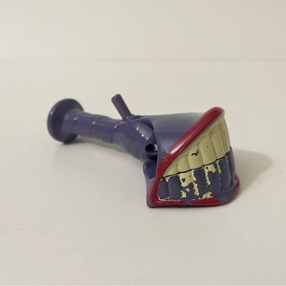 Legends of Batman Joker Action Figure Accessory Snapping Jaw Weapon - Picture 4 of 15